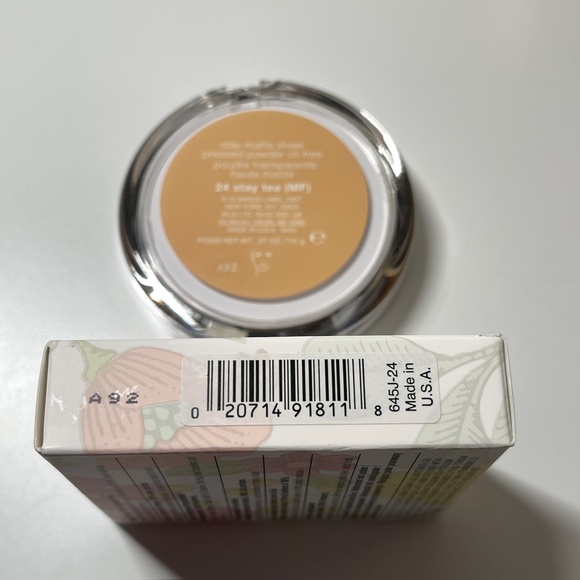 NIB RARE Clinique Stay-Matte Sheer Pressed Powder 24 Stay Tea Oil-Free Makeup - Picture 6 of 6